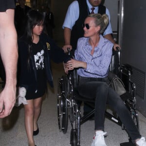 Laeticia Hallyday, ses filles Jade et Joy et Sébastien Farran à l'aéroport LAX de Los Angeles. Le 11 mars 2017.