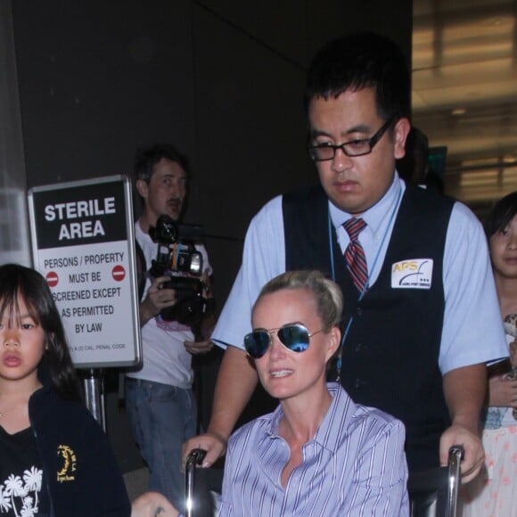 Laeticia Hallyday, ses filles Jade et Joy et Sébastien Farran à l'aéroport LAX de Los Angeles. Le 11 mars 2017.