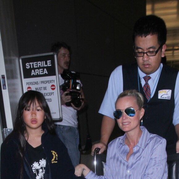 Laeticia Hallyday, ses filles Jade et Joy et Sébastien Farran à l'aéroport LAX de Los Angeles. Le 11 mars 2017.