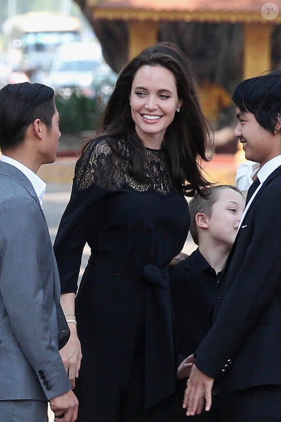 Angelina Jolie, radieuse et souriante, rend visite au roi du Cambodge Norodom Sihamoni pour la projection de son film accompagnée de ses six enfants à Siem Reap le 18 février 2017.