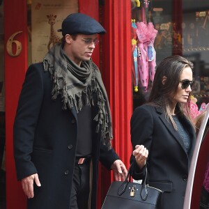 Brad Pitt, Angelina Jolie et leurs filles Vivienne et Zahara quittent un magasin de jouets à Londres le 12 mars 2016.