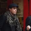 Brad Pitt, Angelina Jolie et leurs filles Vivienne et Zahara quittent un magasin de jouets à Londres le 12 mars 2016.