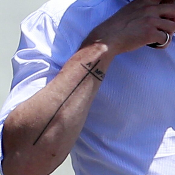 Tatouage avant bras Brad Pitt - Brad Pitt et Angelina Jolie font du shopping avec leurs enfants Shiloh et Pax à Glendale. Le 10 juillet 2015