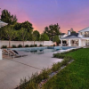 Après avoir loué pendant des mois une des propriétés de sa soeur Kylie Jenner, Rob Kardashian s'est offert une nouvelle maison située à Encino, à Los Angeles. Selon TMZ, le jeune papa de 29 ans a dépensé 6,9 millions de dollars pour prendre son indépendance.
