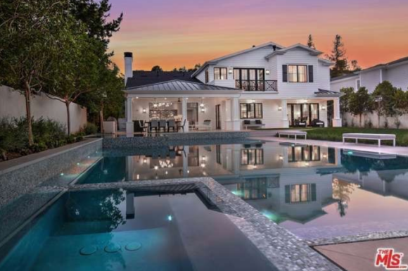 Après avoir loué pendant des mois une des propriétés de sa soeur Kylie Jenner, Rob Kardashian s'est offert une nouvelle maison située à Encino, à Los Angeles. Selon TMZ, le jeune papa de 29 ans a dépensé 6,9 millions de dollars pour prendre son indépendance.