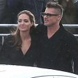 Brad Pitt et Angelina Jolie signent des autographes en arrivant au Film Independent Spirit Awards à Los Angeles Le 01 Mars 2014