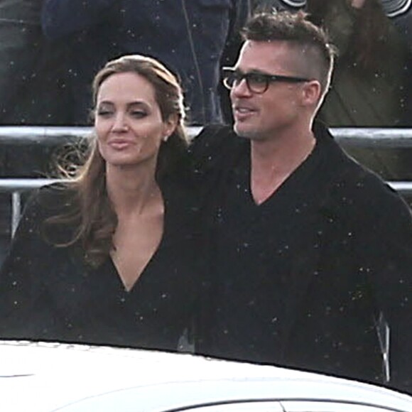 Brad Pitt et Angelina Jolie signent des autographes en arrivant au Film Independent Spirit Awards à Los Angeles Le 01 Mars 2014