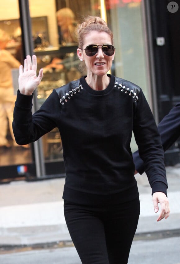Exclusif - Céline Dion fait du shopping à Paris le 30 juin 2016. La chanteuse s'est rendue chez Burberry, Hermès, Make Up For Ever et le bijoutier Djula.