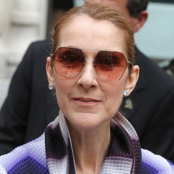 Céline Dion salue ses fans devant son hôtel à Paris le 29 juin 2016