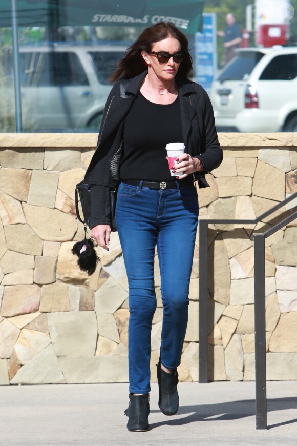Caitlyn Jenner avec un café à la main dans le rue à Malibu le 14 février 2017.