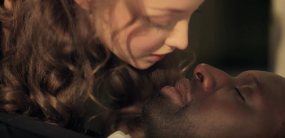 Alexia Giordano embrasse Omar Sy - Extrait du court métrage Le Beau Dormant, d'Oxmo Puccino.