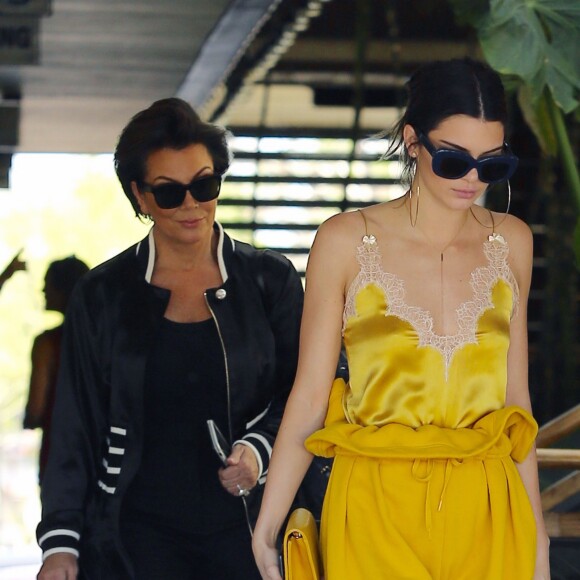 Kendall Jenner et sa mère Kris Jenner sur le tournage de la télé réalité 'Keeping Up With The Kardashians' à Thousand Oaks, le 15 mars 2017