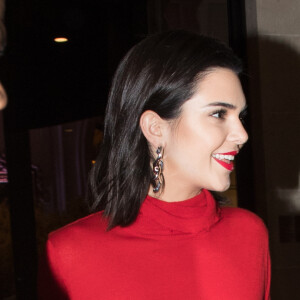 Kendall Jenner sortant entre copines au Matignon et ensuite à l'Arc à Paris, le 4 mars 2017.