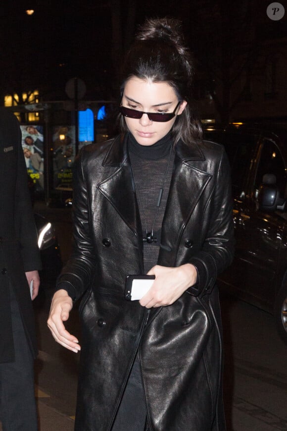 Kendall Jenner arrive à l'hôtel George V à Paris, France, le 27 février 2017.