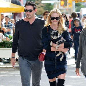 Matt Harvey et sa petite amie Anne Vyalitsyna se baladent avec leur petit chien dans les rues de New York, le 22 septembre 2013