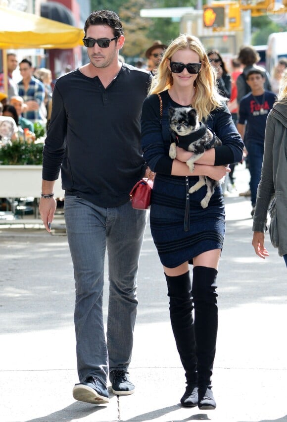 Matt Harvey et sa petite amie Anne Vyalitsyna se baladent avec leur petit chien dans les rues de New York, le 22 septembre 2013