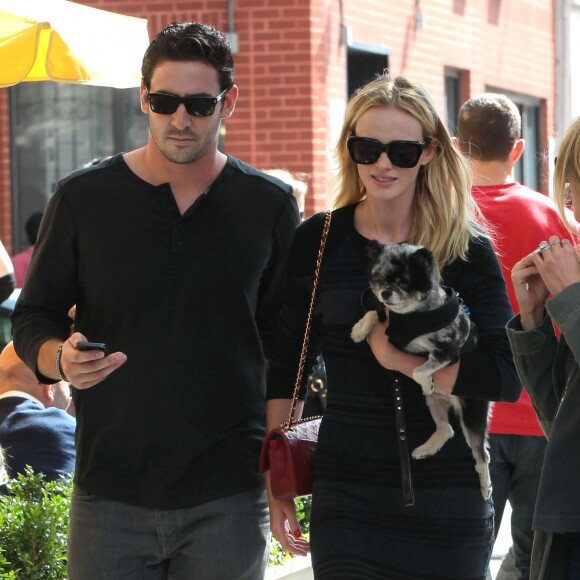 Matt Harvey et sa petite amie Anne Vyalitsyna se baladent avec leur petit chien dans les rues de New York, le 22 septembre 2013