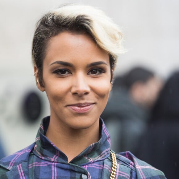 La chanteuse Shy'm quitte le défilé de mode "Véronique Leroy", collection prêt-à-porter Automne-Hiver 2017-2018 au palais de Tokyo à Paris le 4 mars 2017.