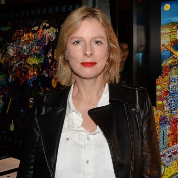 Exclusif - Karin Viard - Vernissage de l'artiste Johann Perathoner à l'hôtel Renaissance à Paris le 17 mars 2017. © Rachid Bellak/Bestimage