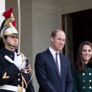 Le prince William, duc de Cambridge, et Kate Middleton, duchesse de Cambridge, ont été reçus au palais de l'Elysée le temps d'un entretien de courtoisie par le président François Hollande le 17 mars 2017 à Paris à l'entame de leur visite officielle de deux jours. © Cyril Moreau / Bestimage