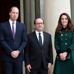 Le prince William, duc de Cambridge, et Kate Middleton, duchesse de Cambridge, ont été reçus au palais de l'Elysée le temps d'un entretien de courtoisie par le président François Hollande le 17 mars 2017 à Paris à l'entame de leur visite officielle de deux jours. © Cyril Moreau / Bestimage