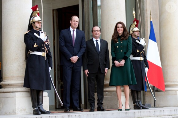 Le prince William, duc de Cambridge, et Kate Middleton, duchesse de Cambridge, ont été reçus au palais de l'Elysée le temps d'un entretien de courtoisie par le président François Hollande le 17 mars 2017 à Paris à l'entame de leur visite officielle de deux jours. © Cyril Moreau / Bestimage