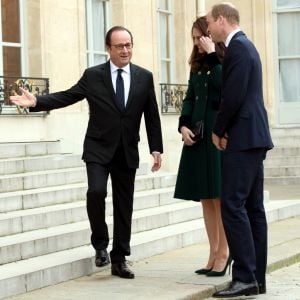 Le prince William, duc de Cambridge, et Kate Middleton, duchesse de Cambridge, ont été reçus au palais de l'Elysée le temps d'un entretien de courtoisie par le président François Hollande le 17 mars 2017 à Paris à l'entame de leur visite officielle de deux jours. © Cyril Moreau / Bestimage