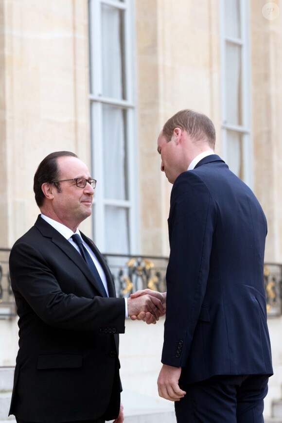 Le prince William, duc de Cambridge, et Kate Middleton, duchesse de Cambridge, ont été reçus au palais de l'Elysée le temps d'un entretien de courtoisie par le président François Hollande le 17 mars 2017 à Paris à l'entame de leur visite officielle de deux jours. © Cyril Moreau / Bestimage