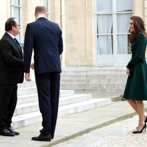 Le prince William, duc de Cambridge, et Kate Middleton, duchesse de Cambridge, ont été reçus au palais de l'Elysée le temps d'un entretien de courtoisie par le président François Hollande le 17 mars 2017 à Paris à l'entame de leur visite officielle de deux jours. © Cyril Moreau / Bestimage