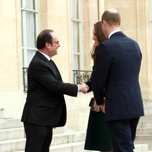 Le prince William, duc de Cambridge, et Kate Middleton, duchesse de Cambridge, ont été reçus au palais de l'Elysée le temps d'un entretien de courtoisie par le président François Hollande le 17 mars 2017 à Paris à l'entame de leur visite officielle de deux jours. © Cyril Moreau / Bestimage