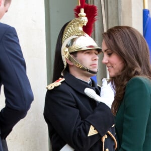 Le prince William, duc de Cambridge, et Kate Middleton, duchesse de Cambridge, ont été reçus au palais de l'Elysée le temps d'un entretien de courtoisie par le président François Hollande le 17 mars 2017 à Paris à l'entame de leur visite officielle de deux jours. © Cyril Moreau / Bestimage