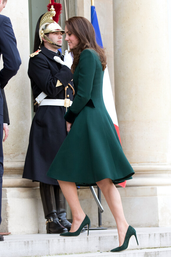 Le prince William, duc de Cambridge, et Kate Middleton, duchesse de Cambridge, ont été reçus au palais de l'Elysée le temps d'un entretien de courtoisie par le président François Hollande le 17 mars 2017 à Paris à l'entame de leur visite officielle de deux jours. © Cyril Moreau / Bestimage
