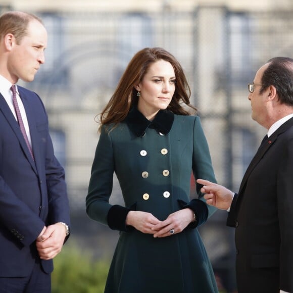 Le prince William et Kate Middleton lors de leur entretien de courtoisie avec le président de la République Françoisn Hollande sur la terrasse du palais de l'Elysée à Paris le 17 mars 2017. © Denis Allard / Pool / Bestimage