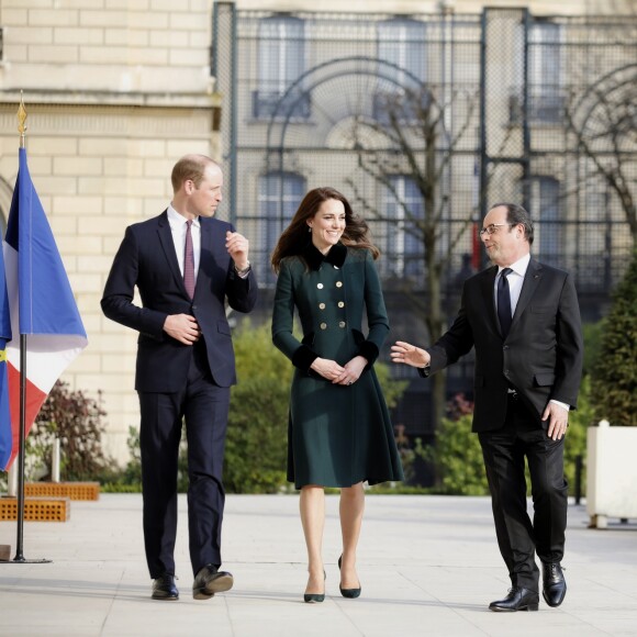 Le prince William et Kate Middleton lors de leur entretien de courtoisie avec le président de la République Françoisn Hollande sur la terrasse du palais de l'Elysée à Paris le 17 mars 2017. © Denis Allard / Pool / Bestimage
