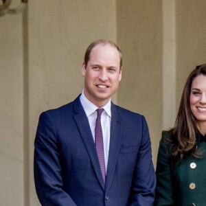 Le duc et la duchesse de Cambridge ont été accueillis au palais de l'Elysée à Paris par François Hollande à l'entame de leur visite officielle de deux jours.