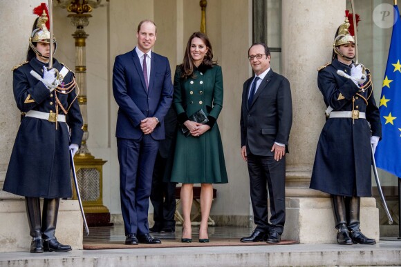 Le duc et la duchesse de Cambridge ont été accueillis au palais de l'Elysée à Paris par François Hollande à l'entame de leur visite officielle de deux jours.