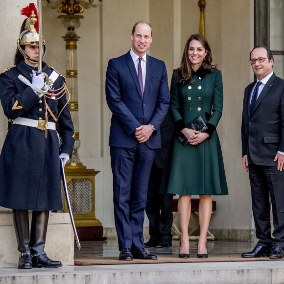 Le duc et la duchesse de Cambridge ont été accueillis au palais de l'Elysée à Paris par François Hollande à l'entame de leur visite officielle de deux jours.