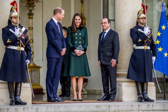 Le duc et la duchesse de Cambridge ont été accueillis au palais de l'Elysée à Paris par François Hollande à l'entame de leur visite officielle de deux jours.