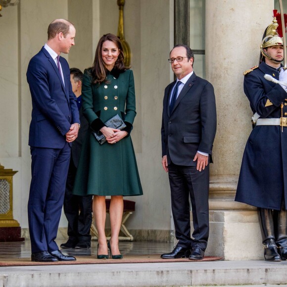 Le duc et la duchesse de Cambridge ont été accueillis au palais de l'Elysée à Paris par François Hollande à l'entame de leur visite officielle de deux jours.