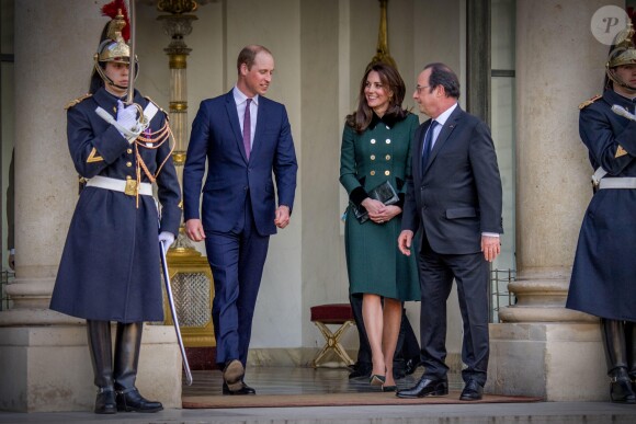 Le duc et la duchesse de Cambridge ont été accueillis au palais de l'Elysée à Paris par François Hollande à l'entame de leur visite officielle de deux jours.