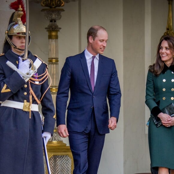 Le duc et la duchesse de Cambridge ont été accueillis au palais de l'Elysée à Paris par François Hollande à l'entame de leur visite officielle de deux jours.