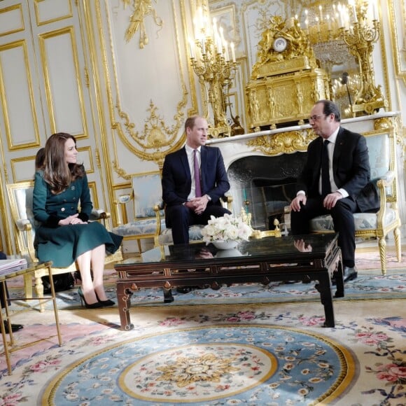 Le prince William et Kate Middleton lors de leur entretien de courtoisie avec le président de la République François Hollande dans le Salon des ambassadeurs au palais de l'Elysée à Paris le 17 mars 2017, en présence du secrétaire particulier du prince William, Miguel Head, et de l'ambassadeur britannique à Paris. © Denis Allard / Pool / Bestimage