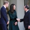 Le président François Hollande prend congé du prince William et de la duchesse Catherine de Cambridge après leur bref entretien à l'Elysée le 17 mars 2017, à Paris.