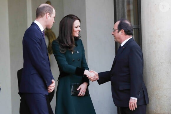 Le président François Hollande prend congé du prince William et de la duchesse Catherine de Cambridge après leur bref entretien à l'Elysée le 17 mars 2017, à Paris.