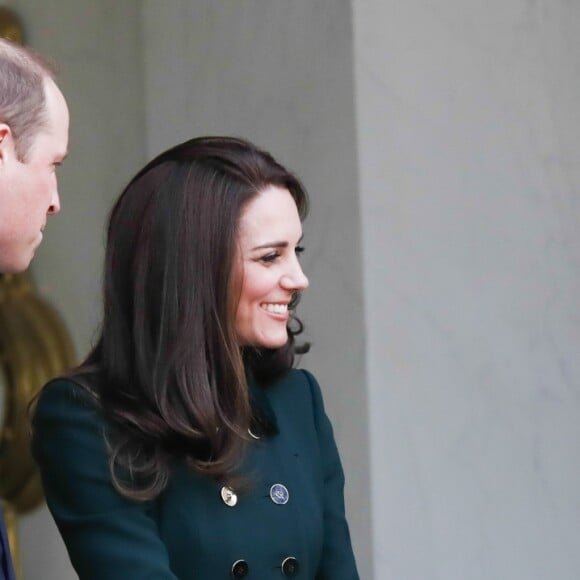 Le président François Hollande prend congé du prince William et de la duchesse Catherine de Cambridge après leur bref entretien à l'Elysée le 17 mars 2017, à Paris.