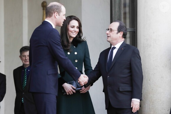 Le président François Hollande prend congé du prince William et de la duchesse Catherine de Cambridge après leur bref entretien à l'Elysée le 17 mars 2017, à Paris.