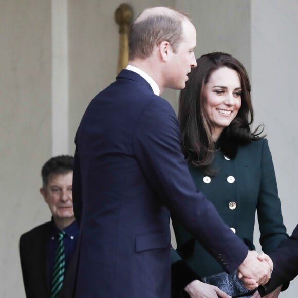 Le président François Hollande prend congé du prince William et de la duchesse Catherine de Cambridge après leur bref entretien à l'Elysée le 17 mars 2017, à Paris.