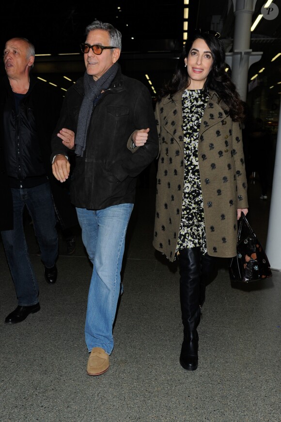 George Clooney et sa femme Amal Alamuddin (enceinte) arrivent à Londres par l'Eurostar le 26 février 2017
