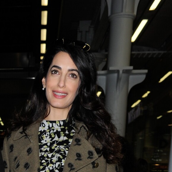 George Clooney et sa femme Amal Alamuddin (enceinte) arrivent à Londres par l'Eurostar le 26 février 2017
