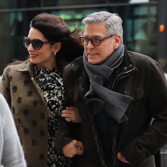 George Clooney et sa femme Amal Alamuddin (enceinte) quittent leur hôtel, L'Hôtel, à Paris pour se rendre à la gare du Nord. Le 26 février 2017